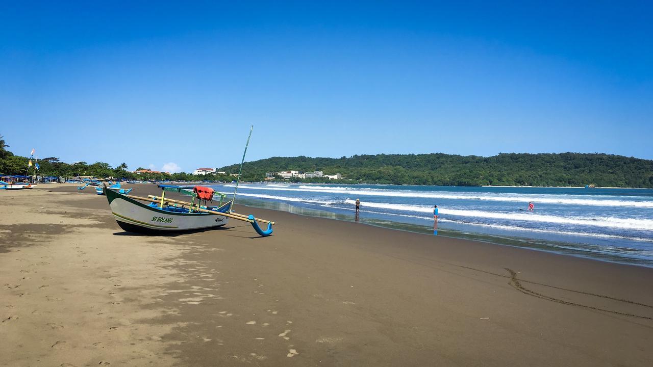 Uni Beach Hotel Pangandaran Exterior foto