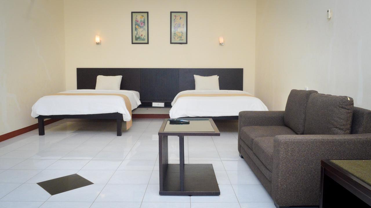 Uni Beach Hotel Pangandaran Quarto foto