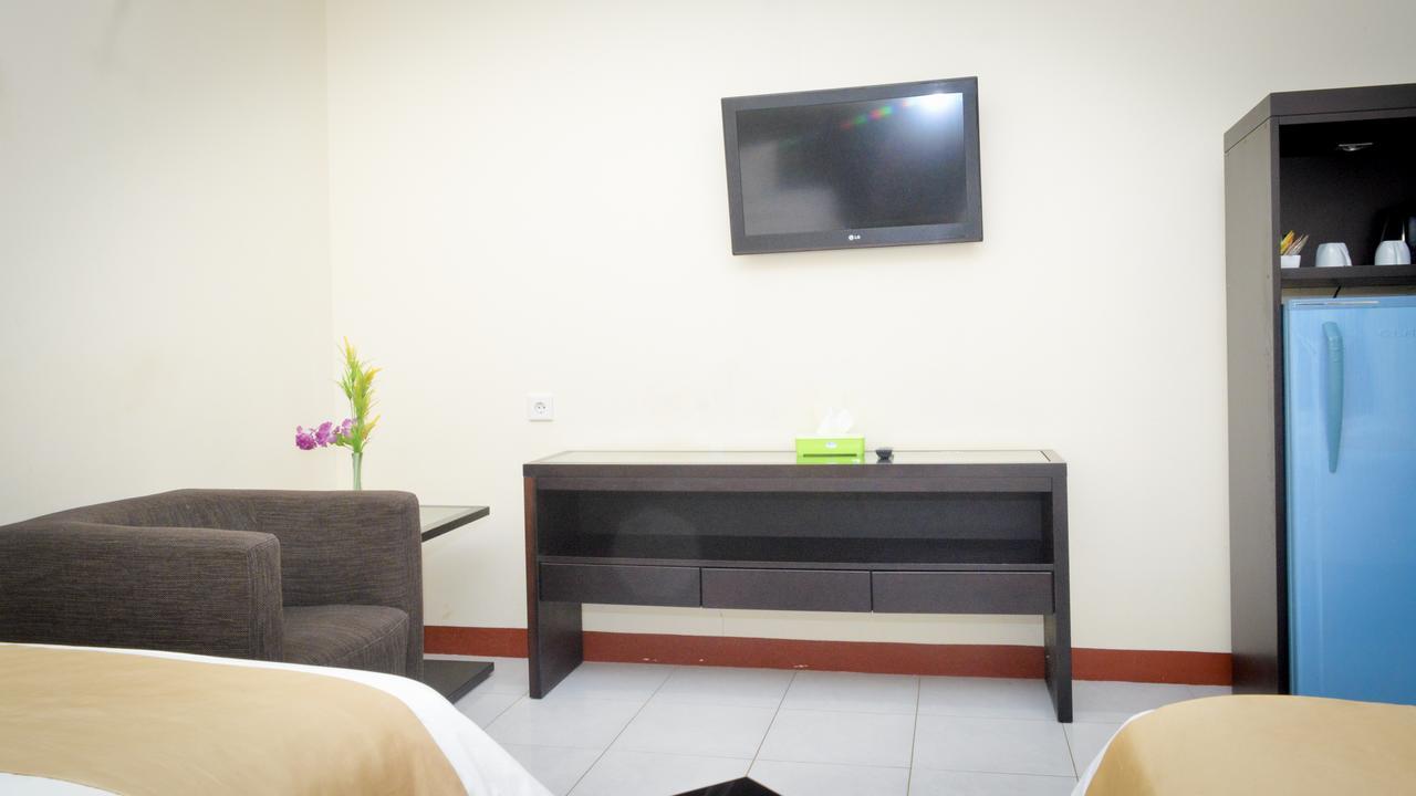 Uni Beach Hotel Pangandaran Quarto foto