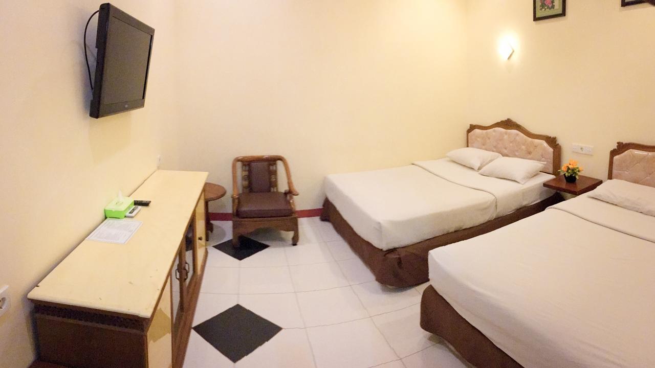 Uni Beach Hotel Pangandaran Quarto foto