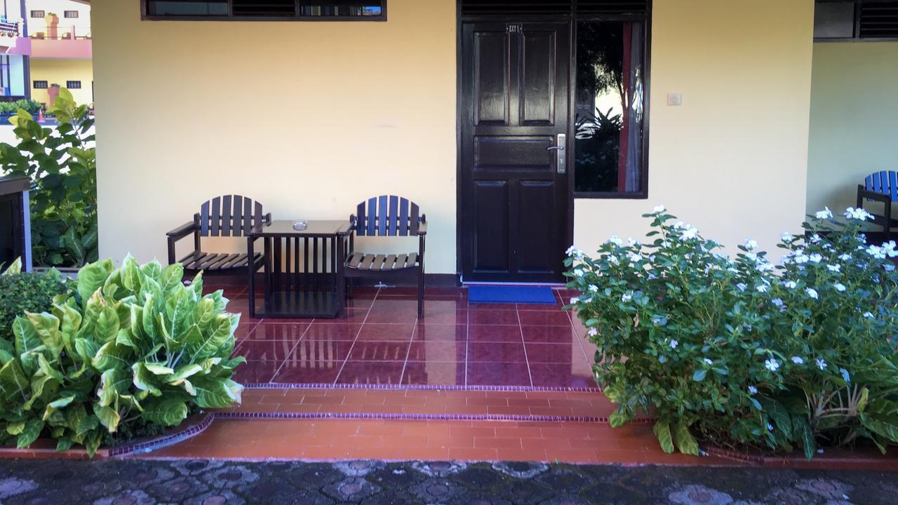 Uni Beach Hotel Pangandaran Quarto foto